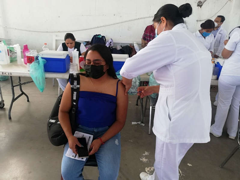 Los jóvenes son más propensos a sentirse mal por vacuna covid 