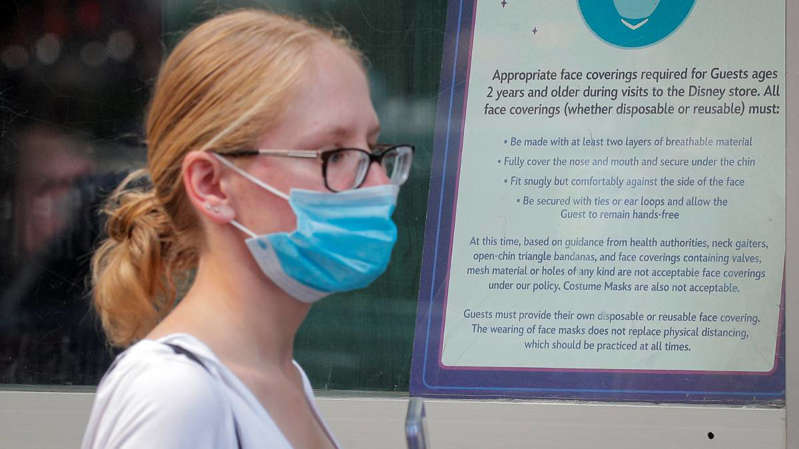 EU devuelve restricciones y pide usar cubrebocas