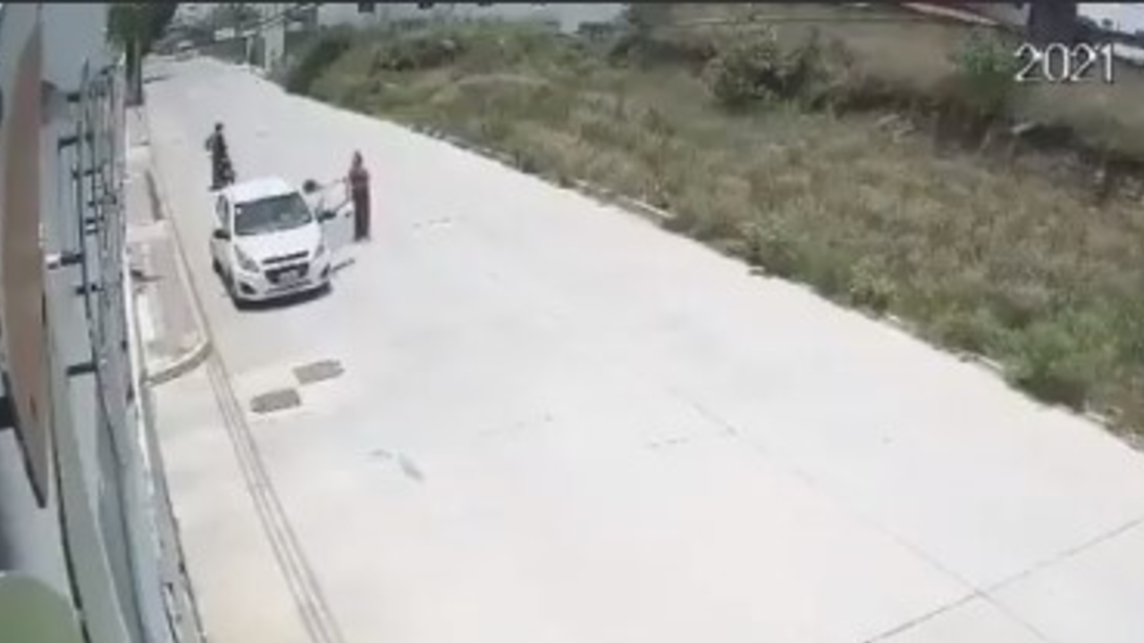 “Te lo suplico” En Cuautlancingo una Mujer le ruega a ladrón que no la despoje de su auto