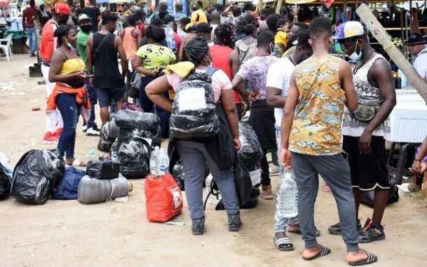 Crisis humanitaria en Colombia con miles de migrantes varados