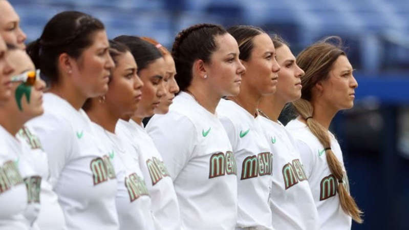 Atletas mexicanas de softbol tiran uniformes a la basura