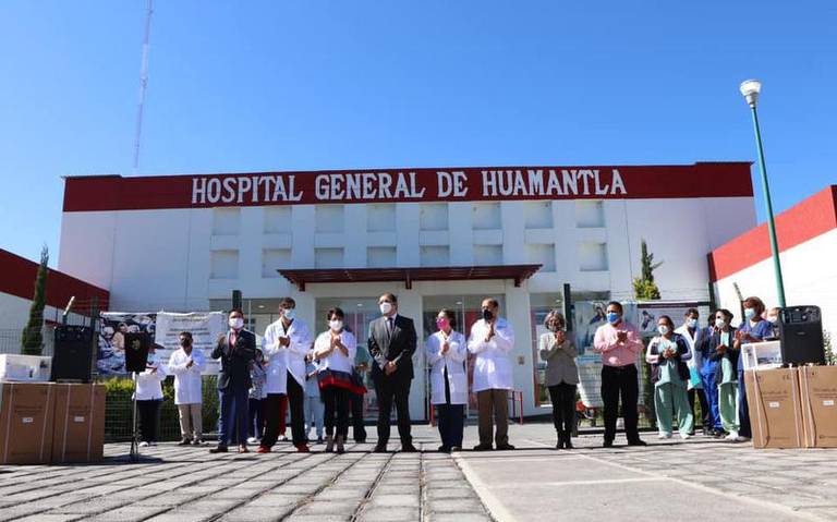 En hospital de Huamantla alcalde entrega concentradores de oxigeno para pacientes de Covid