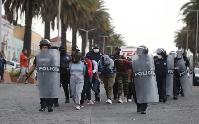 Barbosa descarta violencia contra normalistas de Teteles tras protesta en Casa Aguayo