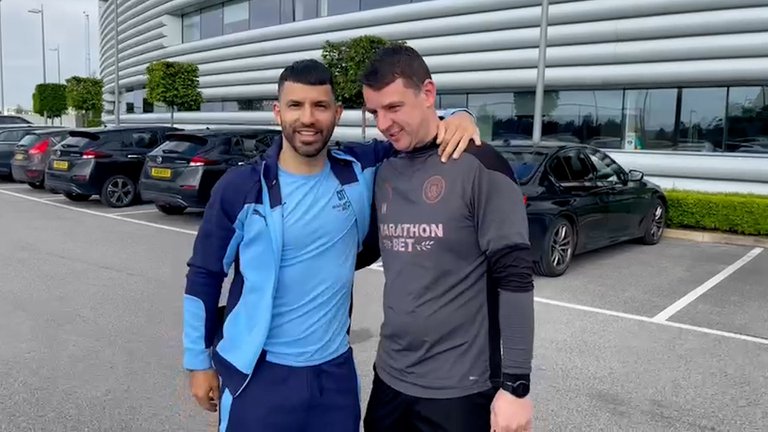 "Tu auto, put*": Frase del Kun Agüero cuando entregó premio del sorteo para empleados del City (Video)