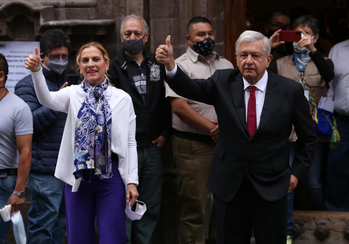 amlo vota acompanado beatriz gutierrez