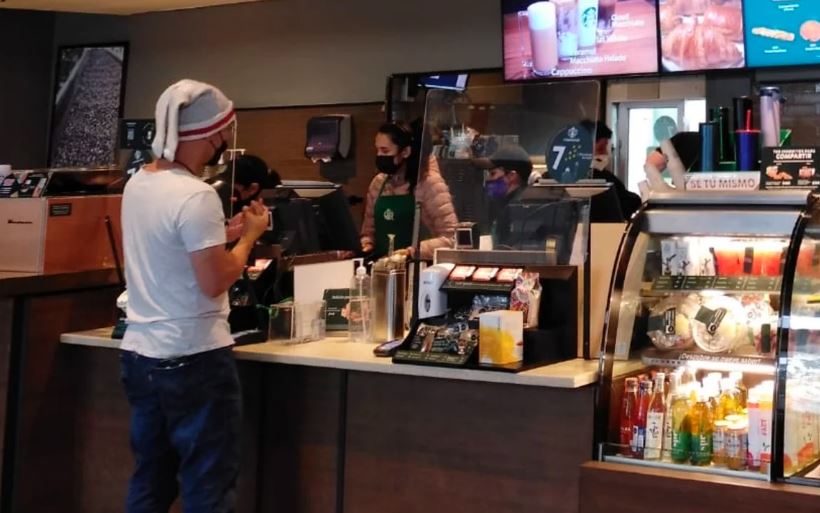 Cadenas de tiendas, cafeterías y restaurantes cumplen con promociones por votar