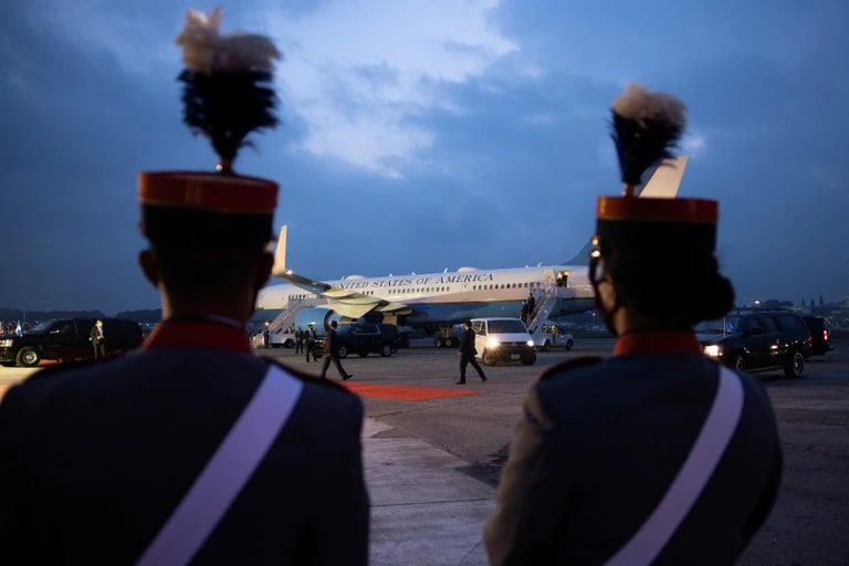 Susto en el avión de Kamala Harris: su vuelo a Guatemala debió regresar a EEUU por un problema técnico