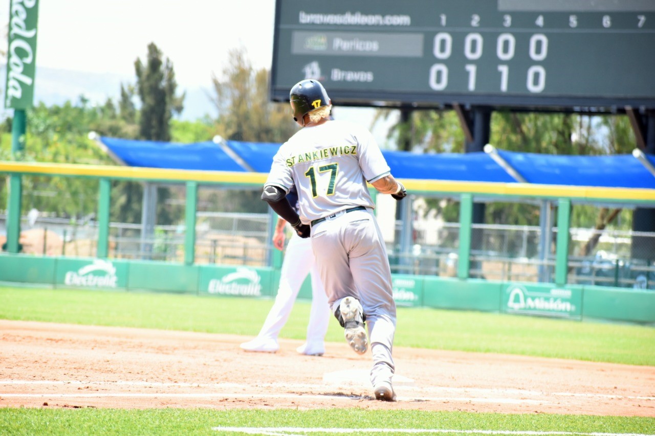 Pericos terminó desplumado en León, pero sigue de líder sureño 
