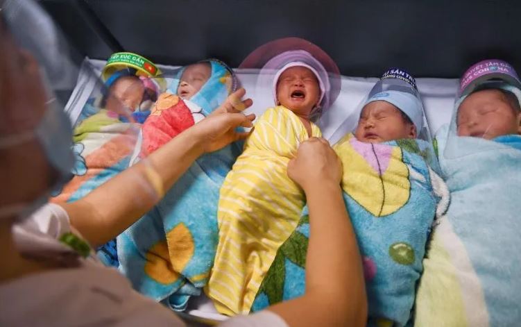 Una mujer sudafricana da a luz a diez bebés