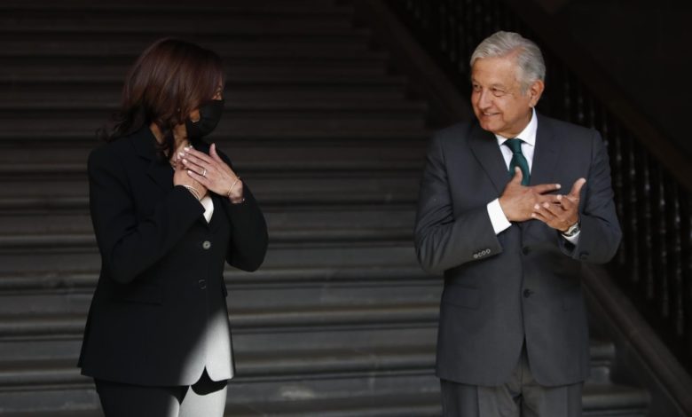 AMLO contó a Kamala Harris que hizo una limpia a la silla presidencial “por si las moscas”