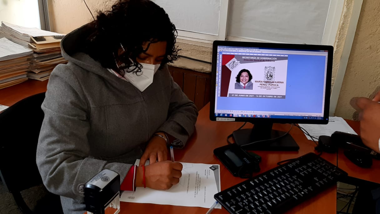 Karina Pérez Popoca recibió su acreditación que autentifica su reintegración como Presidenta Municipal de San Andrés Cholula 