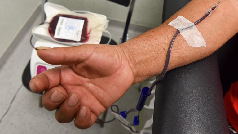 Falso que personas vacunadas contra COVID-19 no pueden donar sangre