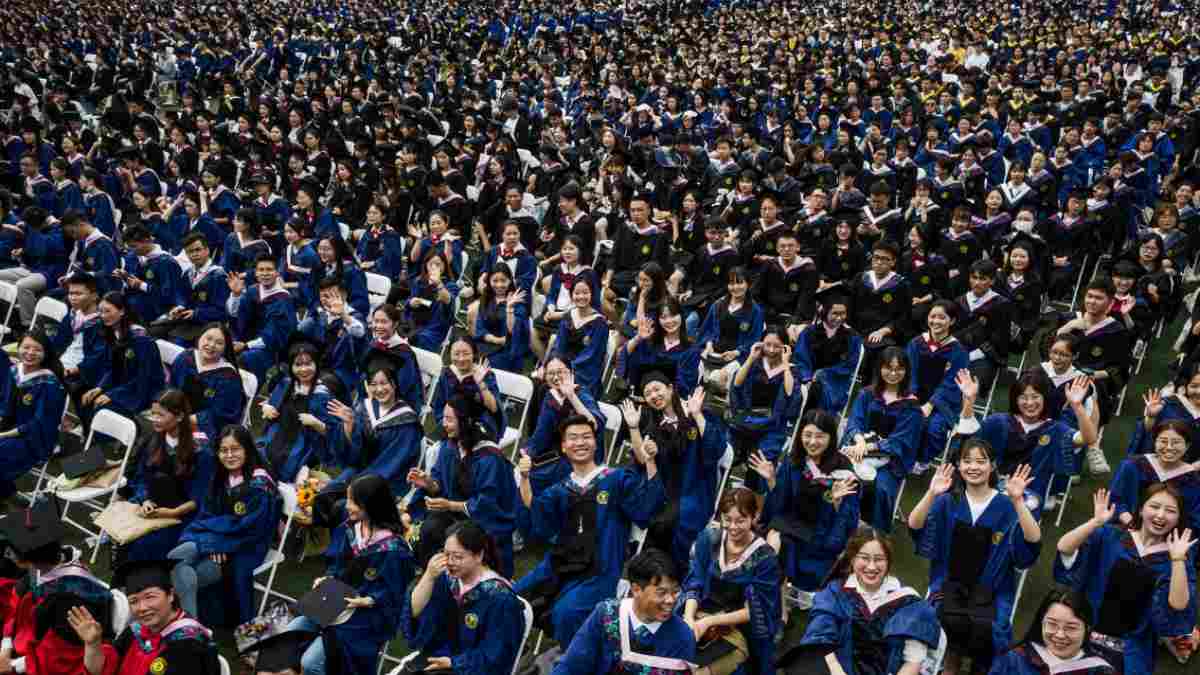 Entrega masiva de diplomas a 11 mil graduados en Wuhan, China