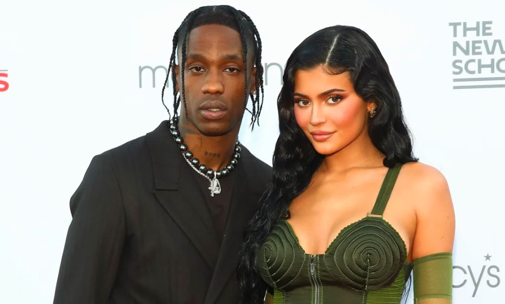 Kylie Jenner regresa con Travis Scott y luce vestido de impacto