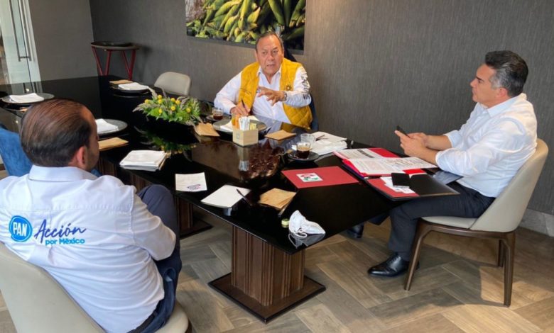 Líderes del PRI, PAN y PRD se reúnen para sellar alianza contra “ocurrencias presidenciales”