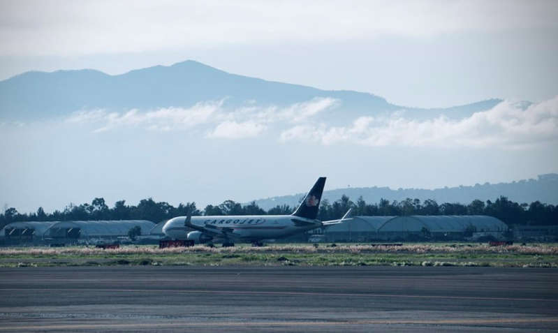 Llega nuevo lote de vacunas anticovid de Pfizer a AICM; contiene 585 mil dosis