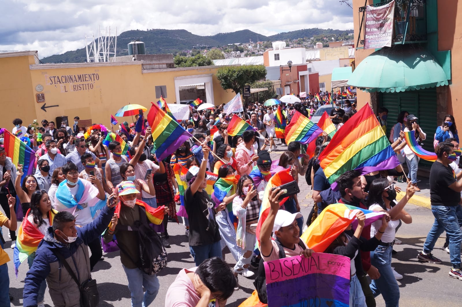 Mega marcha de orgullo en Tlaxcala, participan más de 400 personas