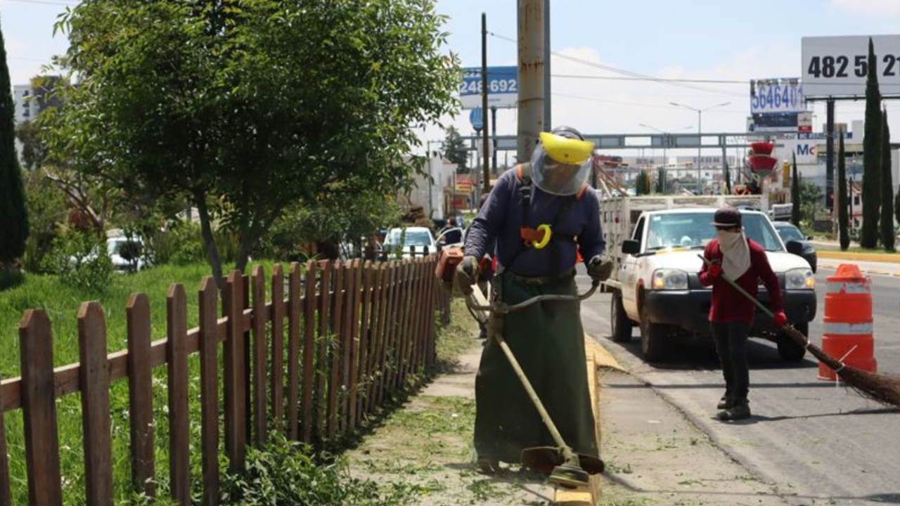 Ayuntamiento de San Andrés Cholula efectuó trabajos de limpieza en la Federal Puebla – Atlixco 