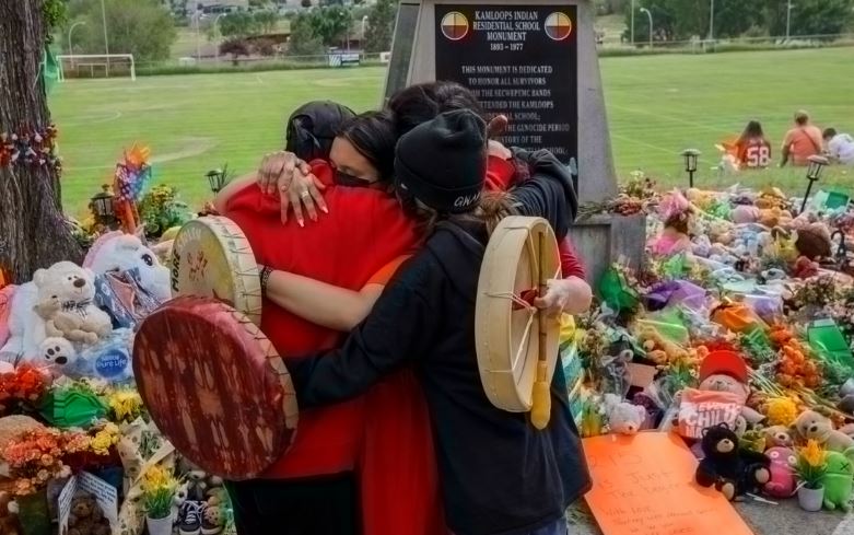 Hallan más de 750 tumbas anónimas en antiguo internado indígena en Canadá