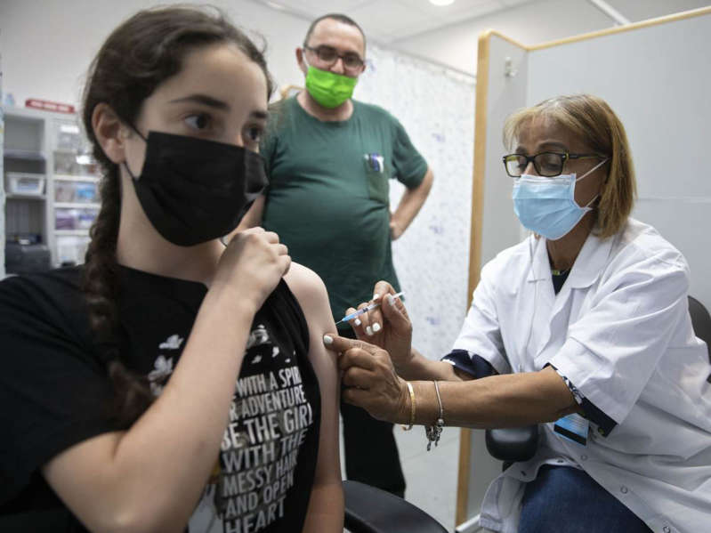 Revisan en EU problemas cardiacos entre adolescentes tras vacuna covid