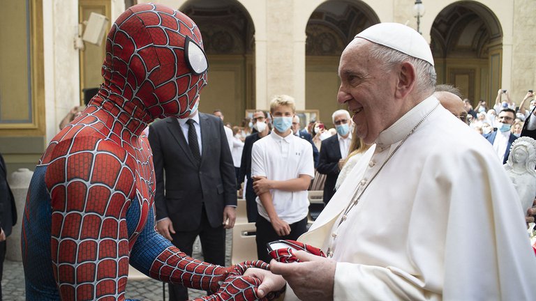 El papa Francisco recibió la visita inesperada de Spiderman en el Vaticano