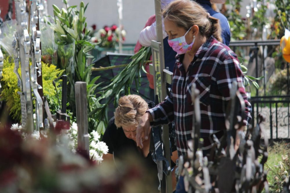 Poblanos reanudan visitas a panteones de la capital