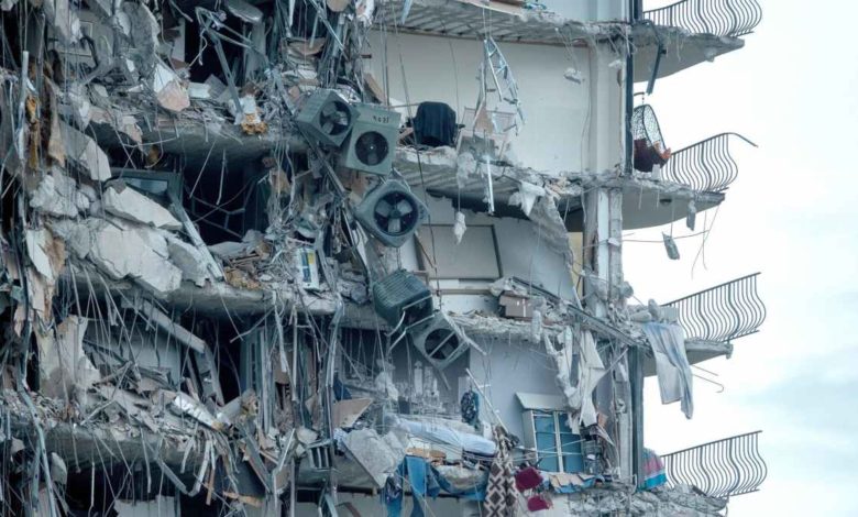 Edificio residencial se desploma en Miami sin razón aparente y deja al menos un muerto (Video)