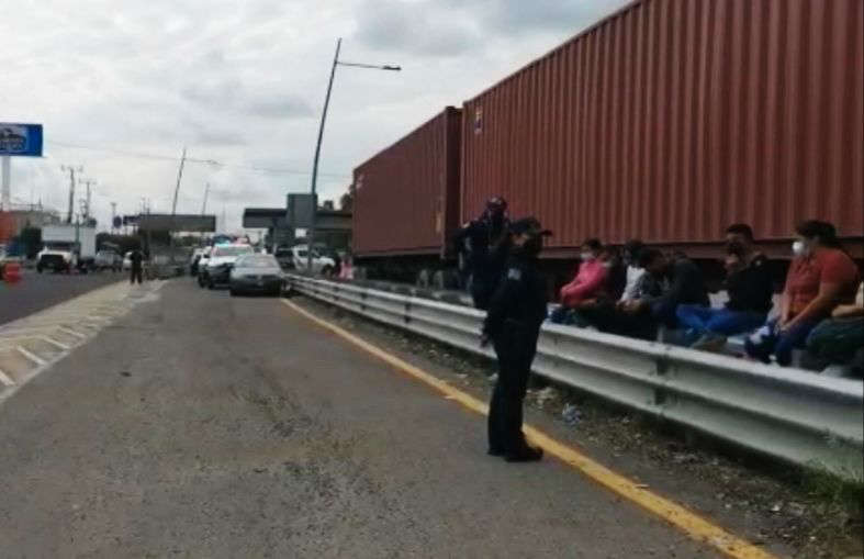 Encuentran a 35 migrantes en un tráiler que viajaba en la México-Puebla