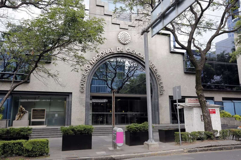 Justifican retraso en pago a becarias