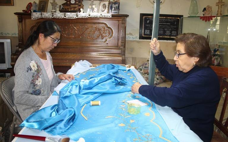 Informan avance del 40% en el vestido de la Virgen de la Caridad para la Noche que nadie duerme