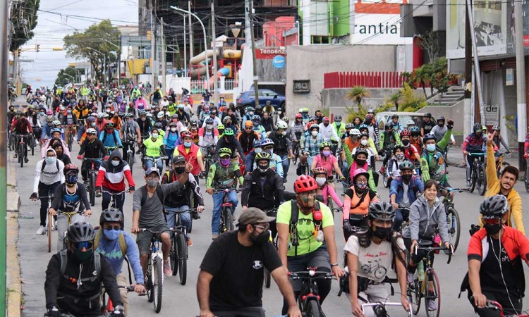 Ciclistas se manifiesta para exigir inclusión vial en Puebla
