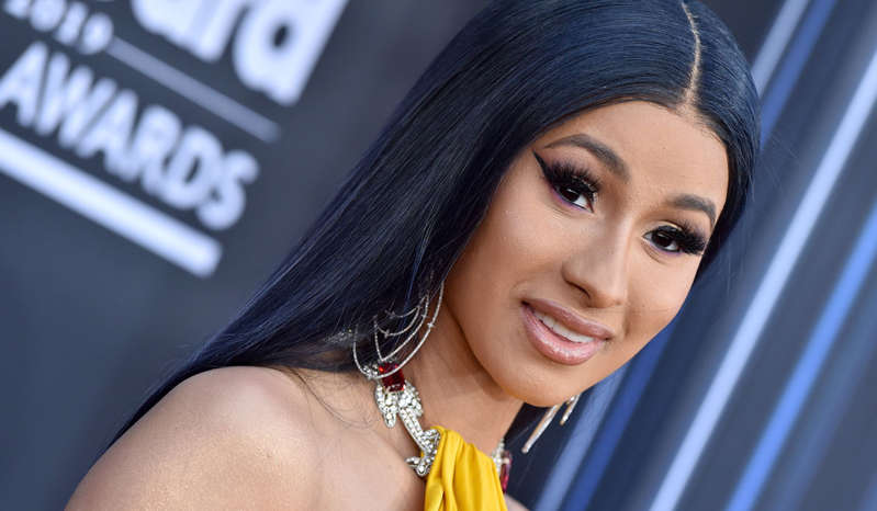 Cardi B anuncia su segundo embarazo sin ropa y con body paint