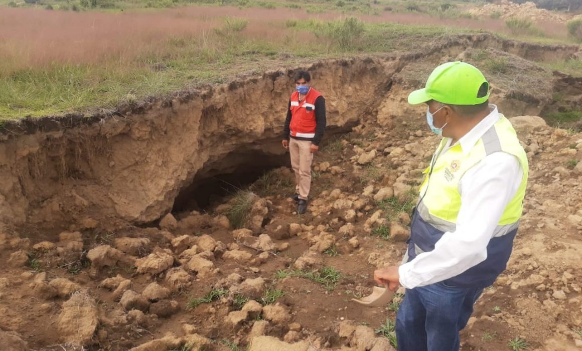 Continúan trabajando en el socavón del municipio de Xaloztoc.
