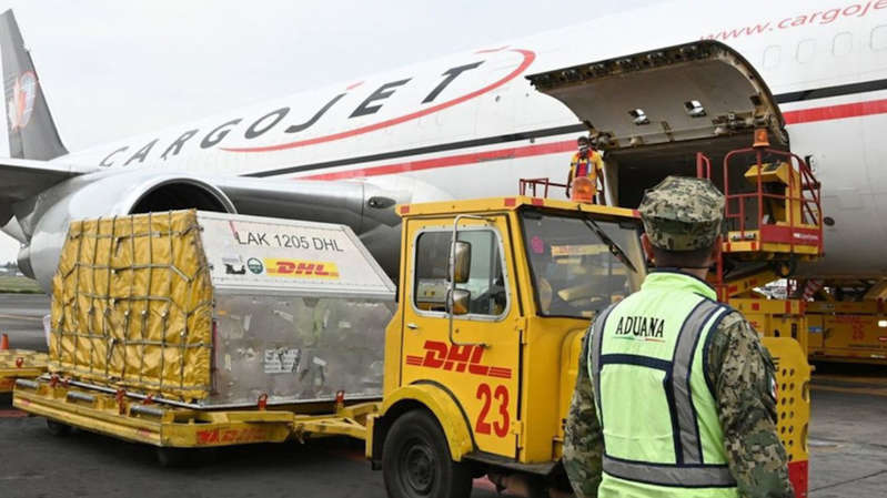 Llega al AICM nuevo lote con 290 mil vacunas anticovid de Pfizer