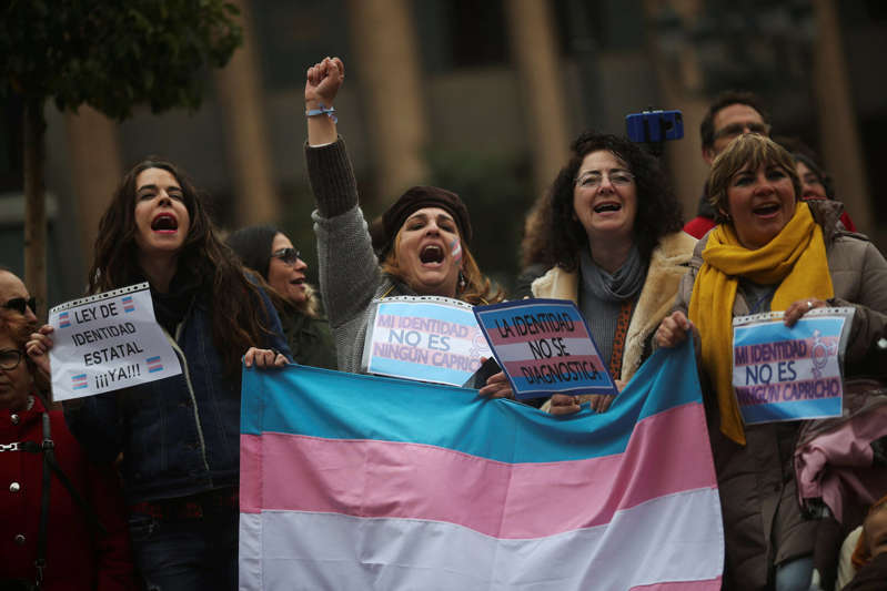 Gobierno de España aprueba ley trans que permite cambio de sexo desde los 14 años