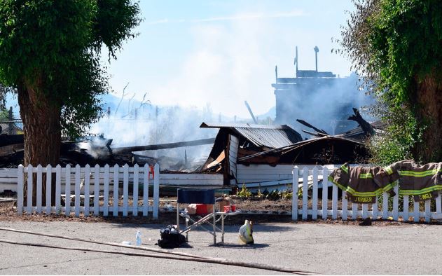 Incendian iglesias en Canadá tras hallazgos de restos de niños amerindios en internados