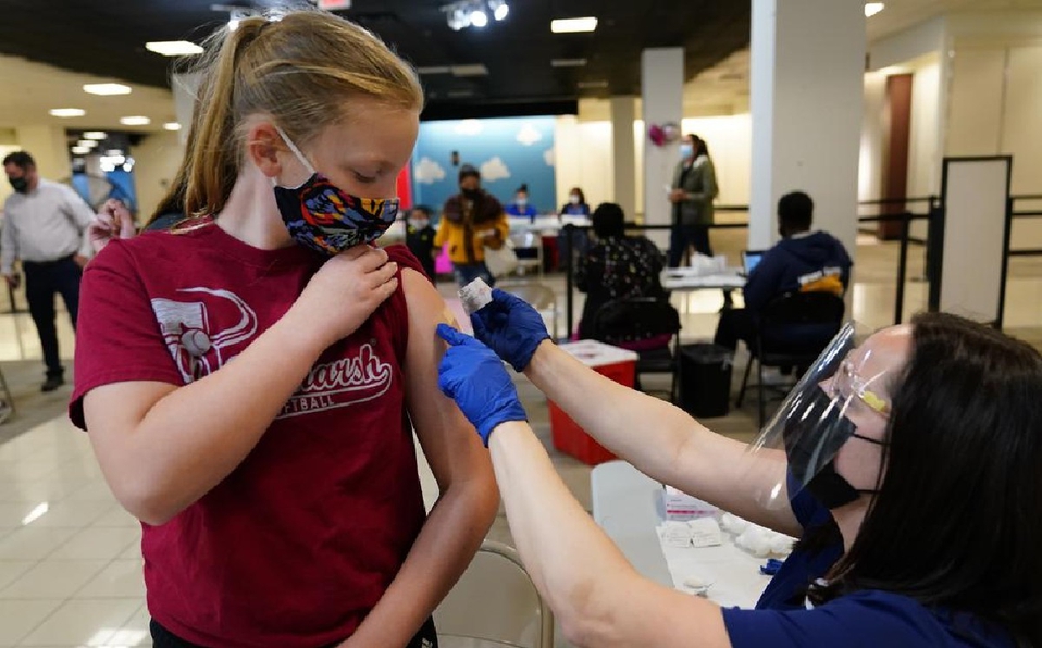 ¿Viajarás a California? Aeropuerto de Los Ángeles aplica vacuna anticovid a público en general