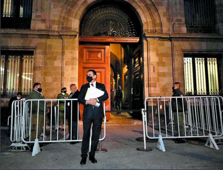 Traman desarme de aguacateros y Palacio Nacional cierra paso a Silvano Aureoles