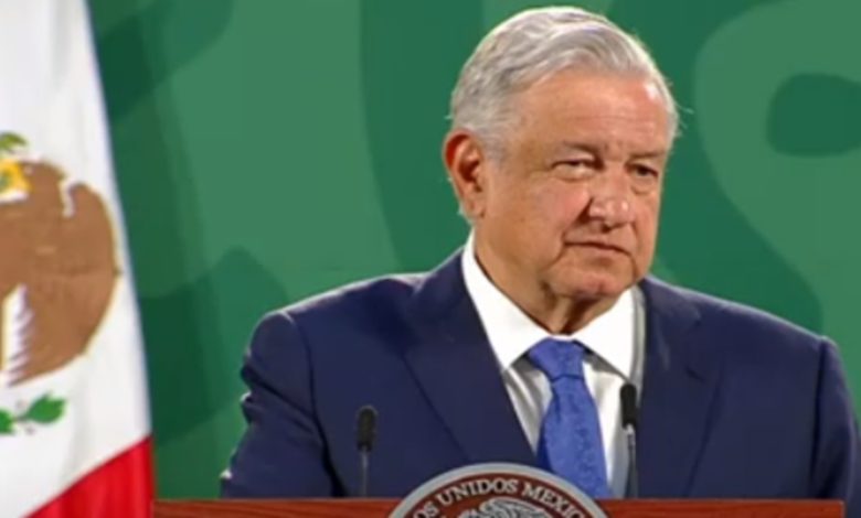 “Son gajes del oficio”, dice AMLO tras ser insultado en un avión