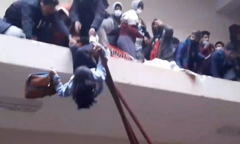 Protesta termina en tragedia: Jóvenes caen de un cuarto piso al desprenderse barandal (Video)