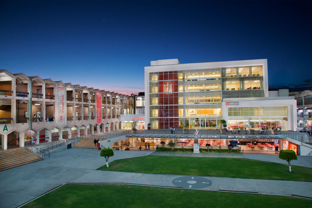 Explanada campus central UPAEP