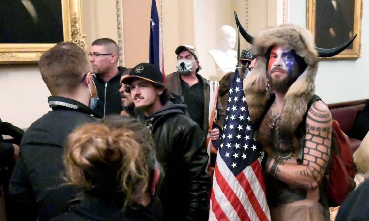 FBI descubre llamada entre asaltante al Capitolio y persona cercana a Trump