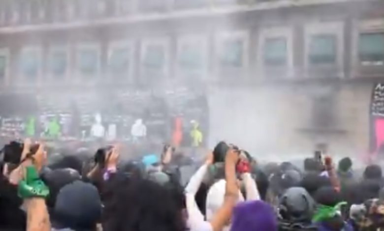 Manifestantes derriban vallas en el Palacio Nacional (Video)