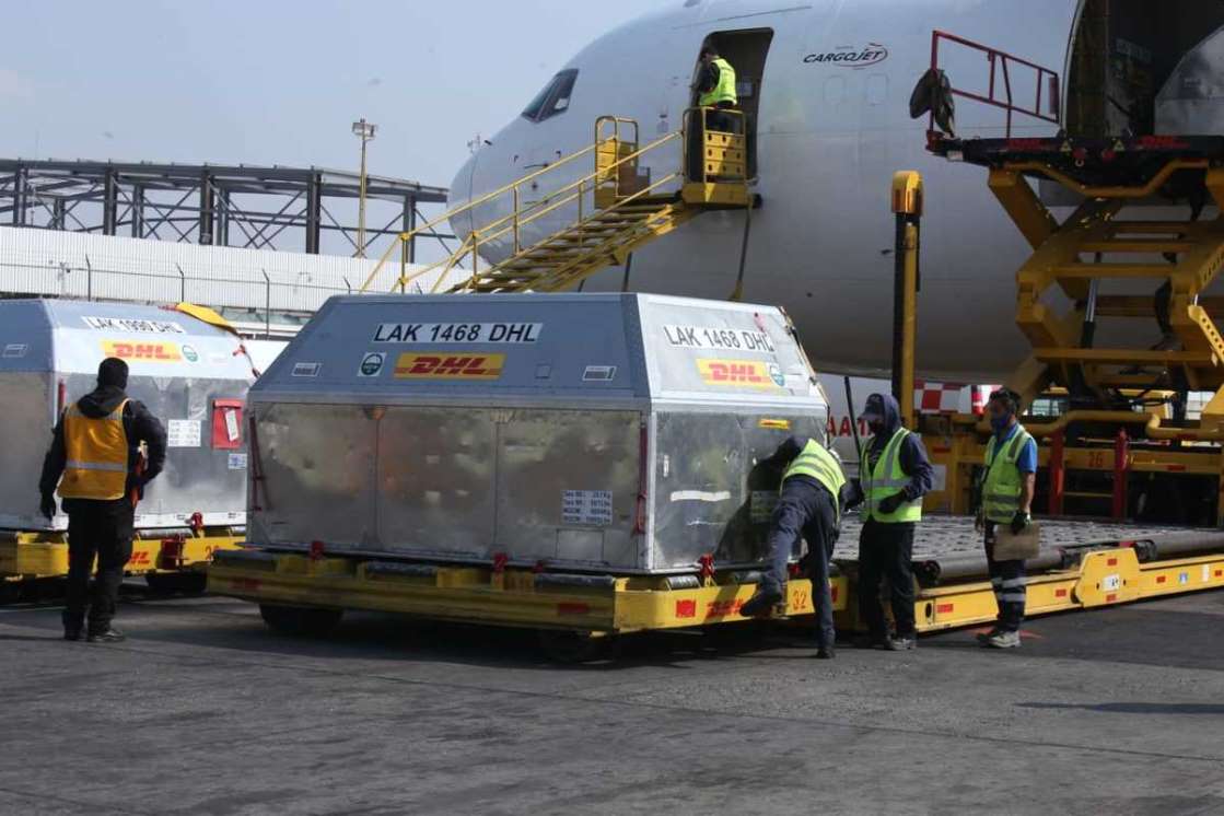 Llega a México nuevo lote con 600 mil vacunas anticovid de Pfizer; pactan compra de 22 millones más de dosis chinas
