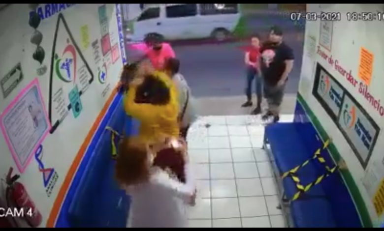 Por pedirles usar cubrebocas, doctora es golpeada por familia  (Video)