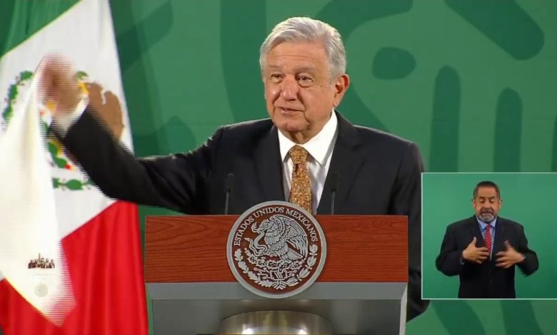 Con pañuelo blanco, AMLO presume que acabó con la corrupción porque “el presidente no es corrupto” (Video)