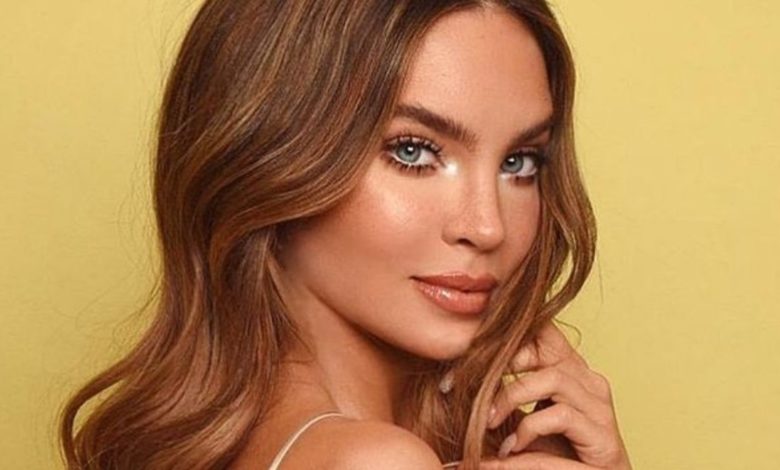 "Como diosa griega" Belinda se cubre con una tela azul y enamora a sus fans