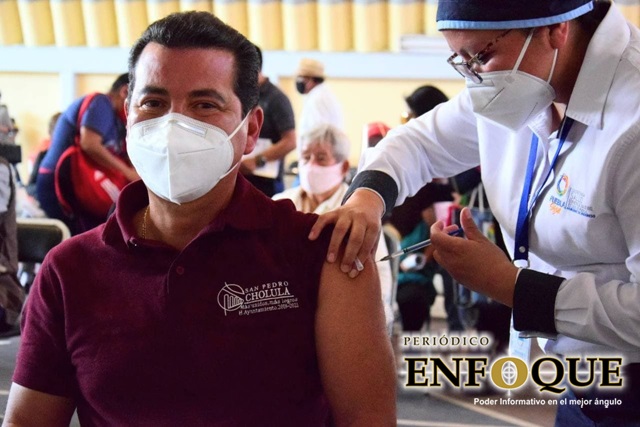 Con dos horas de retraso inicia vacunación en Cholula; Arriaga primer edil poblano en vacunarse 
