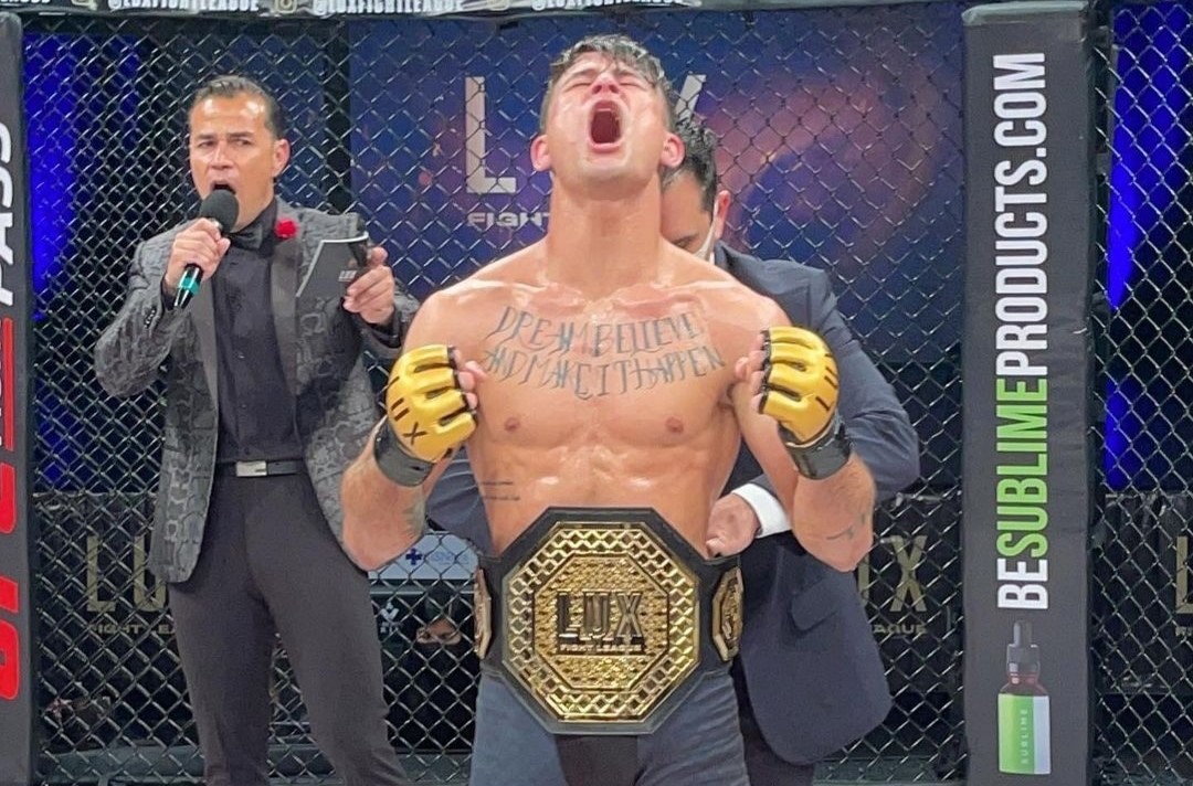 El brasileño-poblano Diego Lopes se mantiene como campeón mundial de MMA