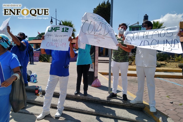 Protestan médicos del IMSS de Cholula, piden ser vacunados con dosis antiCovid-19